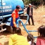 Petugas BPBD mendistribusikan air bersih untuk masyarakat di Kabupaten Garut, Jawa Barat. (ANTARA/HO-BPBD Garut)-1694511931