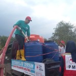 PMI Belitung, Provinsi Babel, menyalurkan air bersih untuk warga di Belitung, Senin (11/9/2023) (FOTO ANTARA/Kasmono-Apriliansyah)-1694431380