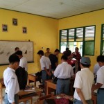 Polisi saat melakukan razia di sejumlah sekolah di Kerinci, Provinsi Jami, Selasa (5/9/2023). (ANTARA/HO-Humas Polres Kerinci)-1693982203