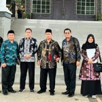 Rombongan LPTQ Provinsi Kaltim foto bersama di depan Kantor Gubernur Kalsel, Selasa (12/9/2023). (ANTARA/HO-LPTQ Kaltim)-1694600601