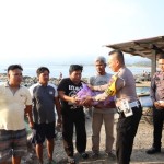 Sejumlah anggota kepolisian Polres Pesisir Barat memberikan bantuan sosial. (ANTARA/HO-Humas Polres Pesisir Barat)-1694760235
