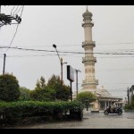Seorang warga terlihat melintasi jalan raya saat hujan lebat mengguyur wilayah Kota Palangka Raya. (ANTARA/Rendhik Andika.)-1695008271