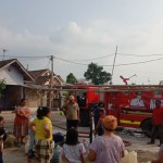 Suasana saat Damkarmat Lampung Selatan mendistribusikan bantuan sosial air bersih untuk warga. (ANTARA/HO- Damkarmart Lamsel)-1694512160