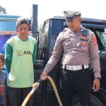 Suasana saat personel kepolisian mendistribusikan bantuan air bersih untuk warga. (ANTARA/HO-Humas Polres Lampung Barat)-1694760127