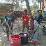 Warga saat mendapatkan bantuan air bersih dari OPD terkait di Lombok Tengah Provinsi Nusa Tenggara Barat. (ANTARA/Akhyar Rosidi)-1694588846