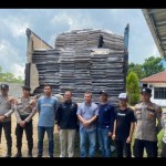 Bawaslu Bangka Tengah awasi pendistribusian logistik pemilu di KPU, Selasa (24/10) (ANTARA/Ahmadi)-1698131119