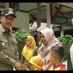 Bupati Solok Selatan Khairunas menyerahkan seragam bantuan Pemerintah Daerah kepada pelajar Taman Kanak-kanak. Antara/Erik-1698218938