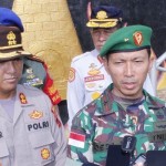 Danrem 172/PWY Brigjen TNI Dedi Hardono didampingi Kapolres Keerom AKBP Chistian Aer. (ANTARA/HO/Penrem 172/PWY)-1696842395