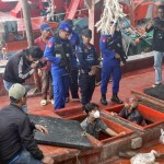 Dua kapal ikan asing berbendera Vietnam yang ditangkap Baharkam Polri dan dibawa ke Batam, Rabu (25/10). (ANTARA/Yude)-1698232740