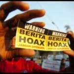 Ilustrasi - Seorang pengunjuk rasa memperlihatkan stiker berita hoaks. (ANTARA/Ardika)-1696833758