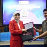Ketua Satgas PPKS Unhas Prof Farida menyerahkan SK pengangkatan duta PPKS lingkup Unhas periodw 2023-2024.ANTARA/HO-Unhas-1697699317