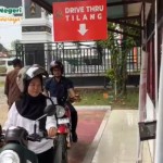 Masyarakat membayar denda tilang di layanan tilang 'drive thuru' Kejari Dharmasraya, Sumbar, Selasa (3/10). (Antara/HO-Dok Pribadi)-1696402619
