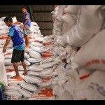 Pekerja mengangkat beras saat bongkar-muat di Pasar Induk Beras Cipinang (PIBC), Jakarta, Rabu (4/10/2023). ANTARA FOTO/Fauzan/Spt/aa.-1698308143