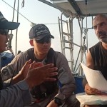 Petugas KN. Tanjung Datu-301 Bakamla RI saat melakukan pemeriksaan berkas kapal Sailing Catalpa. ANTARA/HO-Humas Bakamla RI.-1698734593