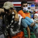 Petugas medis membawa korban serangan Israel ke sebuah rumah sakit di Gaza. (Anadolu)-1697609742