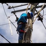 Petugas PLN yang melakukan perbaikan jaringan lsitrik. (Antara/La Ode Muh Deden Saputra)-1698044965