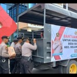 Polres Kotabaru Kalimantan Selatan saat mengirim bantuan sembako ke Desa Geronggang. (ANTARA Kalsel/HO-Humas Polres Kotabaru).-1698132693