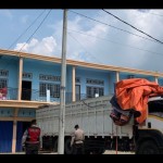 Proses pemindahan logistik pemilu berupa kotak suara tiba di gudang milik KPU Kota Jambi.(ANTARA/Aziz/Nanang Mairiadi)-1698230064