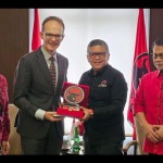 Sekjen PDI Perjuangan Hasto Kristiyanto bersama Dubes Inggris untuk RI Dominic Jermey di Jakarta, Jumat (27/10/2023). (ANTARA/HO-PDIP)-1698396177