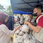 Seorang warga saat berbelanja di operasi pasar murah yang dilaksanakan Pemkot Batam (ANTARA/Jessica)-1697533072
