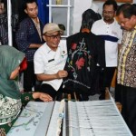 Suasana di sentra produksi tenun khas Sulbar, di Mamuju, Minggu (08/10/2023) ANTARA Foto/M Faisal Hanapi-1696831266