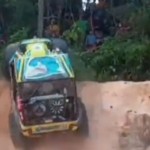 Tangkapan layar, mobil offroad yang menabrak belasan penonton saat IOF Expo Jambi Minggu (15/10). (ANTARA/HO-IG Jambi24)-1697699206