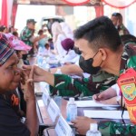 Tim baksos sedang memeriksa warga di Wamena, Kabupaten Jayawijaya, Papua Pegunungan. (ANTARA/HO/Penrem 172/PWY)-1698220857