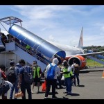 Arsip foto-Penumpang bergegas menaiki angkutan udara di Bandara Rendani Manokwari, Papua Barat. (ANTARA/Fransiskus Salu Weking)-1698909020