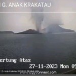 CCTV saat Gunung Anak Krakatau erupsi, Senin (26/11/2023) Pagi. (ANTARA/HO-PVMBG)-1701059028