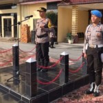 Kapolres Samosir AKBP Yogie Hardiman saat memimpin upacara di Lapangan Polres Samosir (ANTARA/HO)-1699430244
