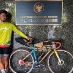 Pesepeda Indonesia Wisli Sagara berpose di depan KBRI Tokyo (KBRI Tokyo)-1700032941