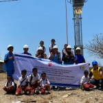 Petugas PLN bersama pelajar di Sumba berpose bersama di bawah gardu listrik. ANTARA/Ho-PLN NTT-1701161401