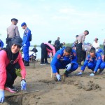 Polairud Polda Maluku bersama warga melakukan penanaman mangrove pesisir pantai di Ambon. (ANTARA/Winda Herman)-1701070701