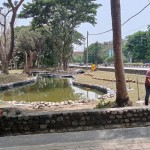 Proses pembangunan danau buatan di areal "green belt" atau sabuk hijau Jalan Udayana Kota Mataram, Provinsi Nusa Tenggara Barat. (ANTARA/Nirkomala)-1698908905
