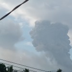 PVMBG: Gunung Dukono semburkan abu setinggi 2.600 meter-1700372469