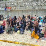 Sejumlah pengungsi Rohingya saat mendarat di kawasan pantai Ujong Kareung Kota Sabang, Rabu (22/11/2023) (ANTARA/HO/warga)-1700630655