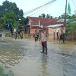 Sejumlah personel kepolisian berjaga di lokasi banjir di Pesisir Barat. (ANTARA/HO-Humas Polres Pesisir Barat)-1700645410