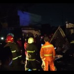 Tim Pemadam Kebakaran usai memastikan tidak ada api yang tersisa di lokasi. ANTARA/Anggi Mayasari-1701310820