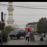 Warga beraktivitas saat hujan lebat mengguyur wilayah Kota Palangka Raya, Kalimantan Tengah. (ANTARA/Rendhik Andika)-1699255567
