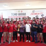 Bupati Kediri Hanindhito Himawan Pramana dengan tim Persedikab U-17 di Kediri, Jawa Timur. ANTARA/ HO-Pemkab Kediri-1701755766