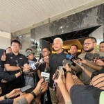 Capres RI Ganjar Pranowo usai mengunjungi pabrik rokok di Bantul, Yogyakarta, Selasa (19/12/2023). (ANTARA/Narda Margaretha Sinambela)-1702969621