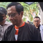 Cawapres nomor urut 3 Mahfud Md kenakan pakaian adat Madura jelang Debat Cawapres, Jumat (21/12/2023). ANTARA/Fianda Sjofjan Rassat.-1703243689