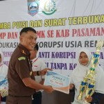 Kejari Pasbar edukasi pelajar bahaya korupsi melalui puisi-surat-1702466713