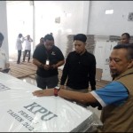 Ketua Bawaslu Provinsi Kepulauan Bangka Belitung saat meninjau gudang penyimpanan logistik pemilu KPU Belitung (babel.antaranews.com)-1702969364