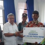 Penyerahan kartu BPJAmsostek kepada pekerja rentan di Kubu Raya. (ANTARA/Hi Arif)-1703053948