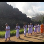 Peserta pabbajja samanera melaksanakan pradaksina di Candi Borobudur-1702972610