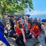 Tim SAR Mataram mengevakuasi mayat di Pantai Jeranjang-1703227272