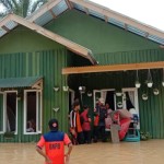 BPBD Dharmasraya mengevakuasi warga yang terdampak banjir di Kecamatan Timpeh, Jumat (10/3). (Antara/HO-BPBD Dharmasraya)-1704361061
