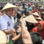 Calon presiden nomor urut 3 Ganjar Pranowo menyapa petani di Demak, Jawa Tengah, Selasa (2/1/2024). ANTARA FOTO/Hafidz Mubarak A/tom-1704178178