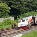 Kereta api anjlok-1705216805